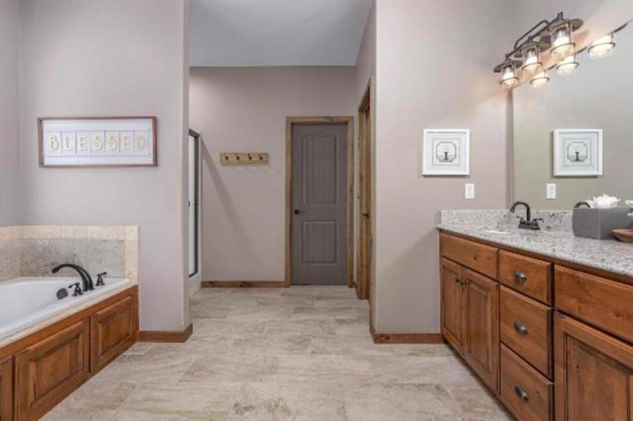 Premier Retreat With Hot Tub, Theater & Pool Table Villa Hollister Exterior foto
