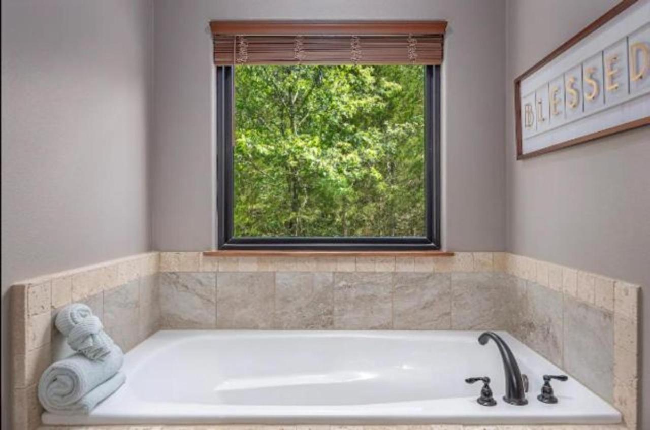 Premier Retreat With Hot Tub, Theater & Pool Table Villa Hollister Exterior foto